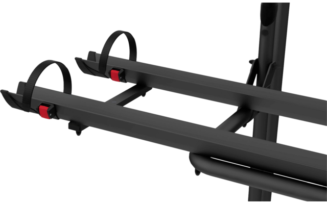Schwarze Fahrradhalterung mit zwei parallelen Schienen, jeweils mit schwarzer Schlaufe und rotem Verschluss, vor weißem Hintergrund