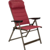 Chaise rembourrée rouge avec dossier haut, coussin pour la tête, accoudoirs noirs et structure métallique brune