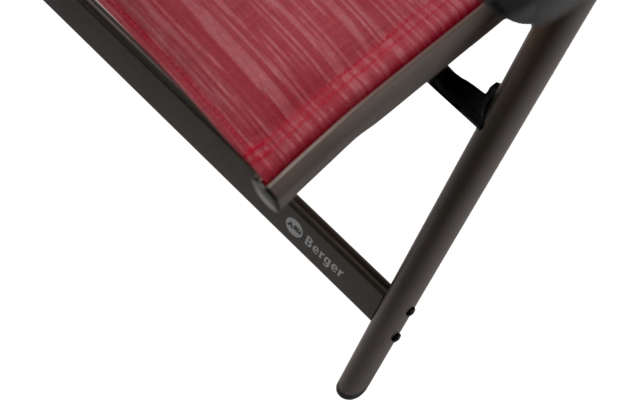 Gros plan sur un coin d'une assise en tissu rouge à rayures sur une structure métallique noire avec le mot 'Berger'