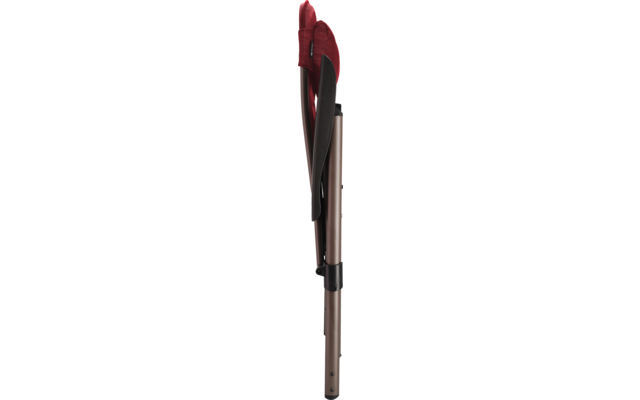 Parapluie rouge replié avec poignée noire et tige métallique argentée