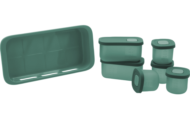 Meerdere turquoisegroene bakken met deksels in verschillende vormen en maten: een open lange rechthoekige schaal, twee stapelbare rechthoekige bakken en drie ronde bakjes