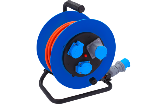 Blaue Kabeltrommel auf schwarzem Metallgestell mit orange aufgerolltem Kabel, drei blauen Steckdosen an der Trommel und grauem Stecker rechts