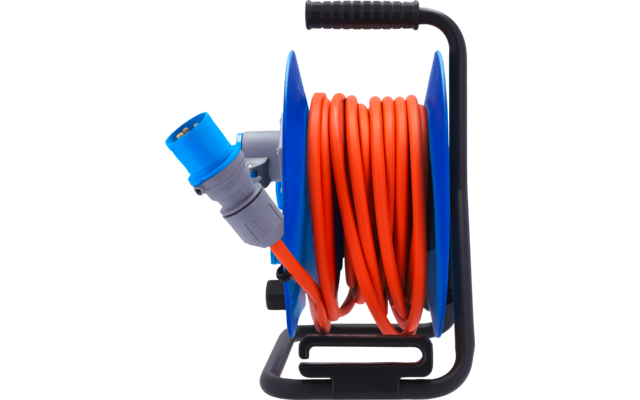 Oranges Verlängerungskabel auf blauer Kabeltrommel mit graublauem Stecker und schwarzem Metallgestell