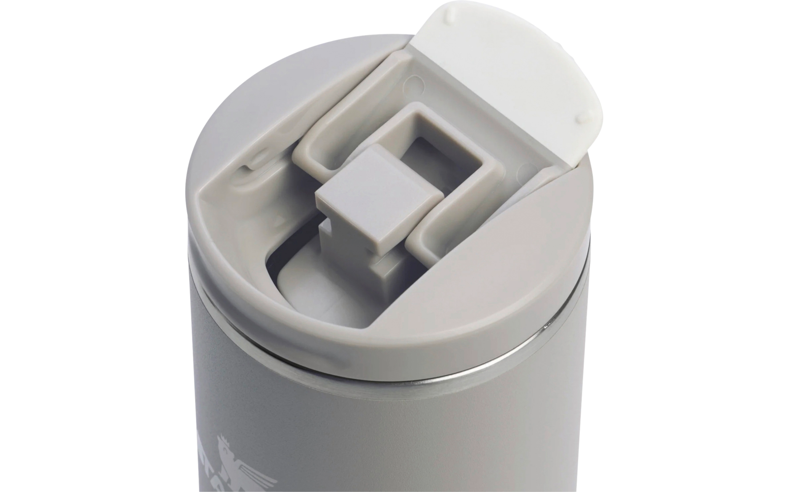 Obere Ansicht eines hellgrauen Bechers mit offenem weißem Deckel, sichtbar ist der Verschlussmechanismus und ein silberner Rand