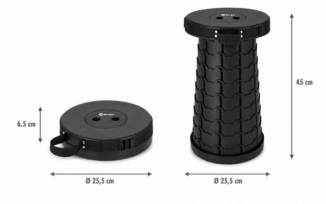 Zwei runde schwarze Hocker nebeneinander: links flach zusammengeklappt (Höhe 6,5 cm, Ø 25,5 cm) mit Trageschlaufe, rechts ausgezogen (Höhe 45 cm, Ø 25,5 cm) mit segmentierter Oberfläche
