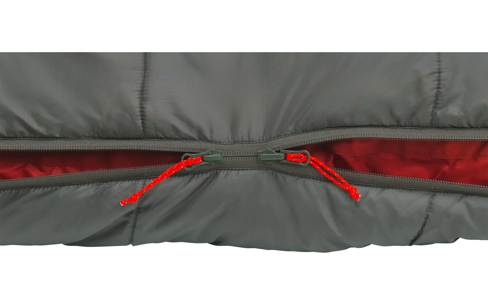 Close-up van zwarte stof met grijze naad en rode elastische band