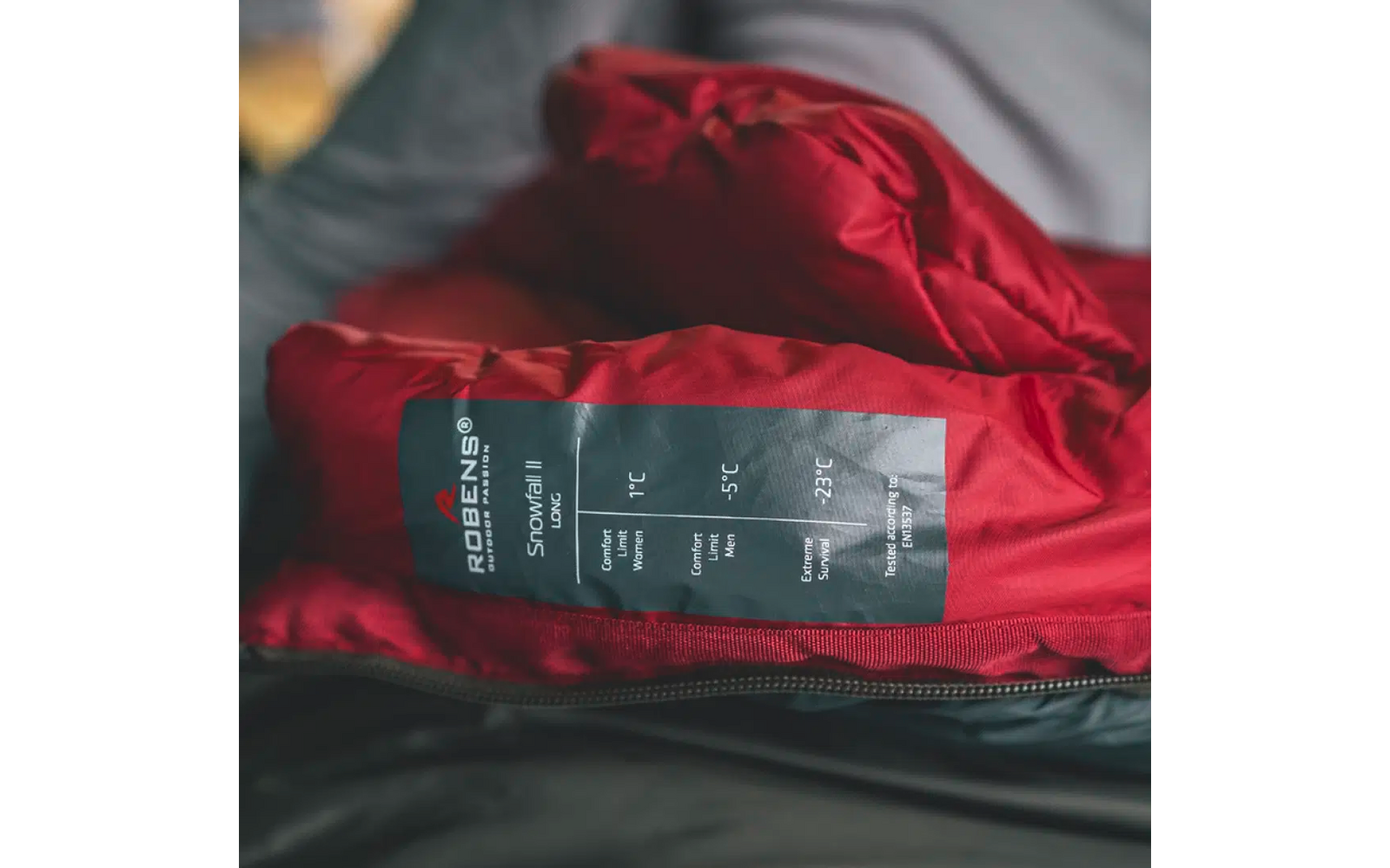 Rood kledingstuk met wasetiket ligt op een grijs oppervlak