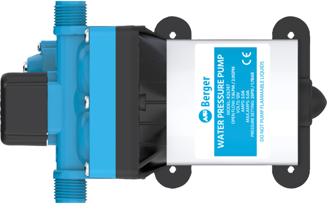 Blaue und schwarze Wasser-Druckpumpe mit weißem Gehäuse, blauem Etikett 'WATER PRESSURE PUMP', zwei blauen Gewindeanschlüssen und schwarzen Montageflanschen