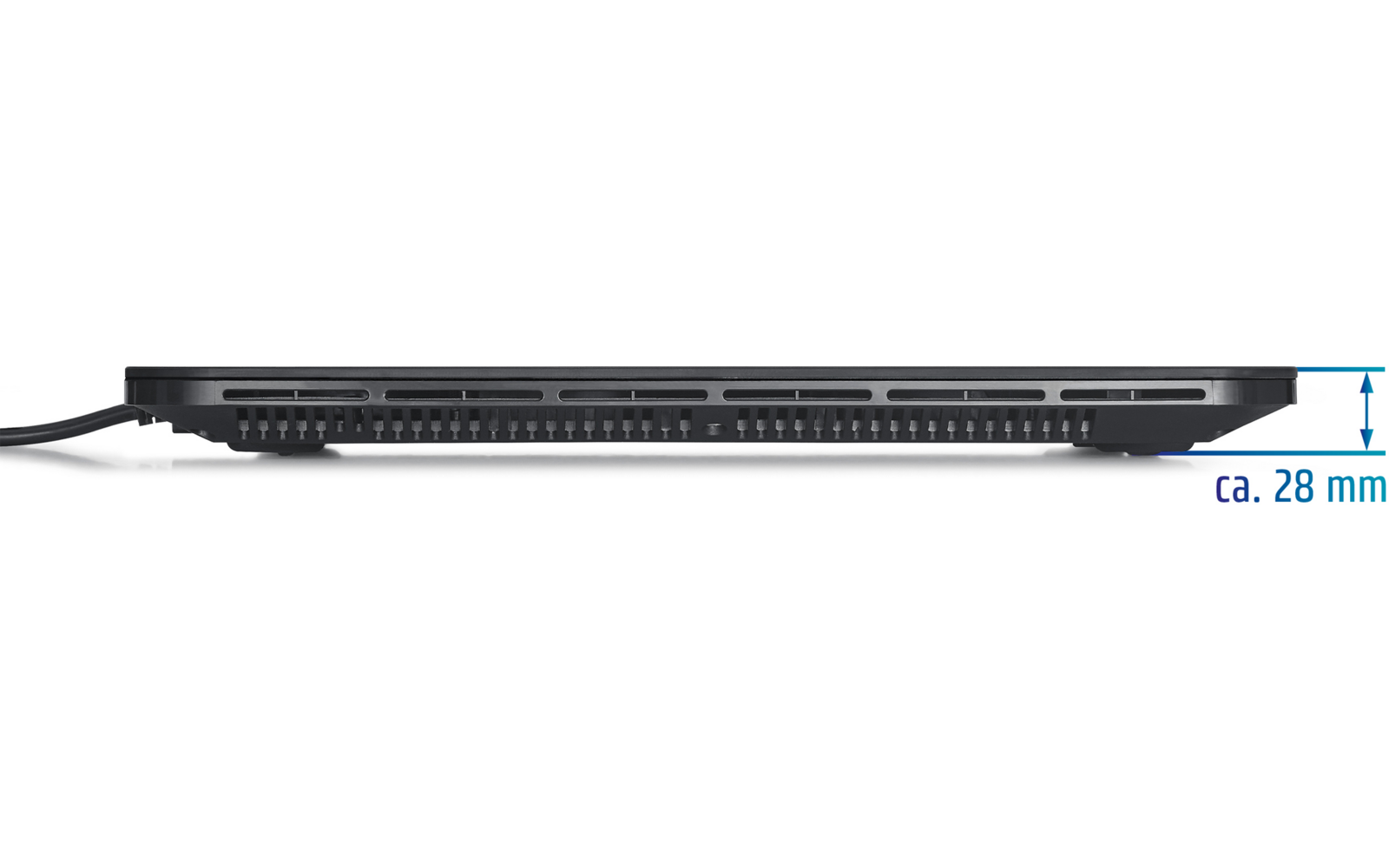 Zijaanzicht van een gesloten laptop op een witte achtergrond, links een aangesloten kabel, meerdere aansluitingen en ventilatiesleuven langs de zijkant, rechts een blauwe maatpijl met tekst 'ca. 28 mm'