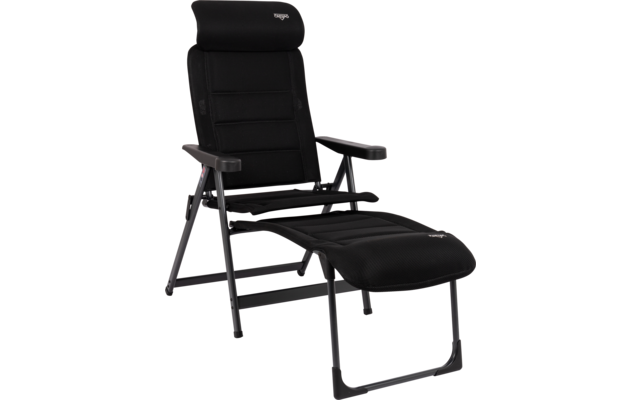 Schwarzer gepolsterter Klappstuhl mit Metallrahmen, hoher Rückenlehne, Kopfpolster, Armlehnen und ausgeklappter Fußstütze