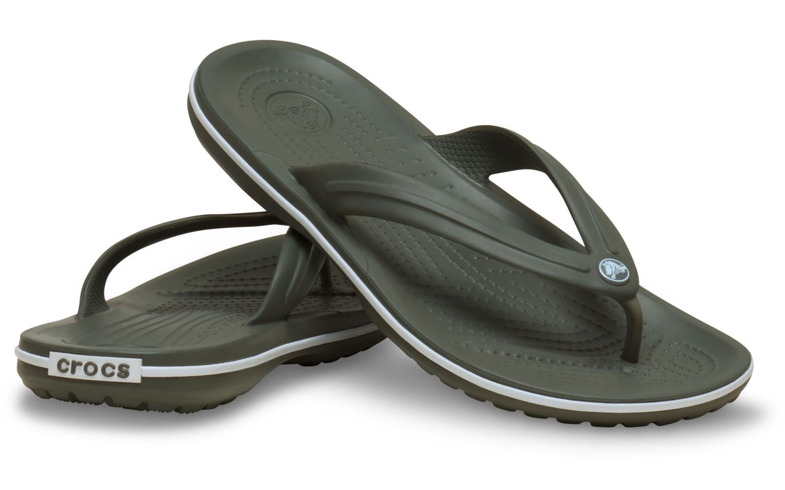 Zwei olivgrüne Crocs-Zehentrenner, übereinander gelegt, sichtbares "crocs"-Logo am Absatz