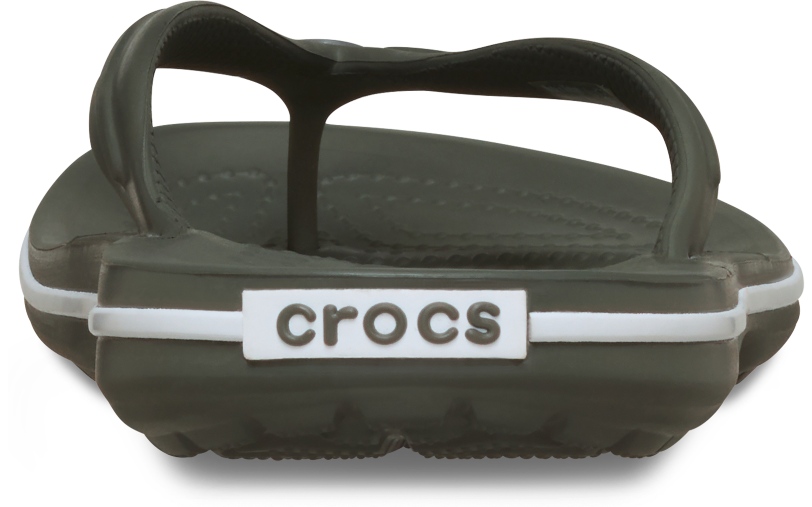 Dunkelgrüne Crocs-Zehensandale, Rückansicht, weiße Zierleiste und 'crocs'-Logo auf Fersenriemen