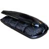 Glänzende schwarze, geöffnete Dachbox mit vier schwarzen Reisetaschen im Inneren