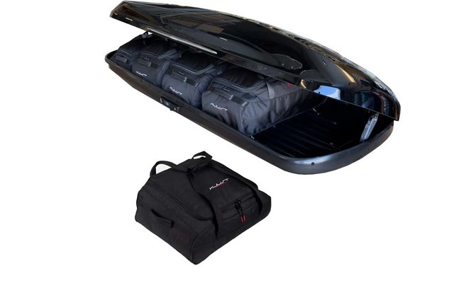 Offener schwarzer Dachkoffer mit drei schwarzen Gepäcktaschen im Inneren und einer zusätzlichen schwarzen Tasche davor