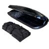 Geöffnete schwarze Dachbox mit drei schwarzen Reisetaschen daneben