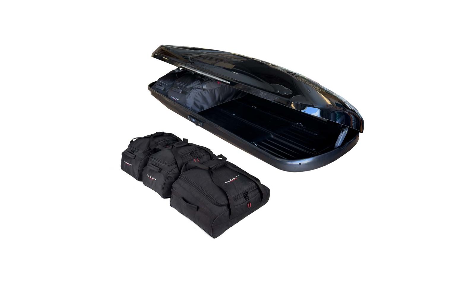 Geöffnete schwarze Dachbox mit drei schwarzen Reisetaschen daneben