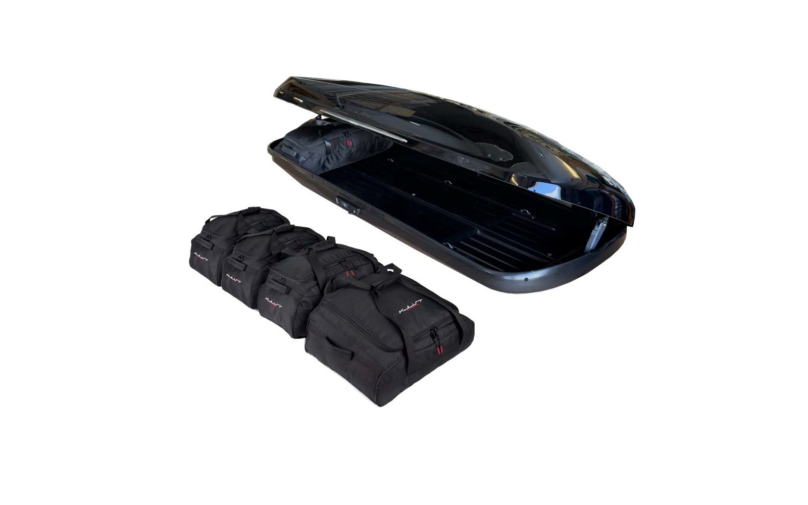 Geöffnete schwarze Dachbox und fünf schwarze Reisetaschen auf weißem Hintergrund