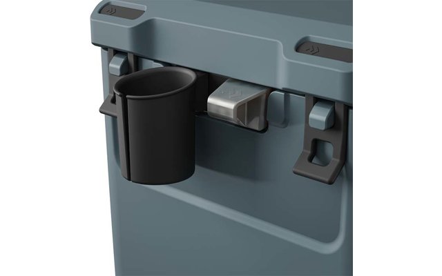 Nahaufnahme eines blauen Behälters mit schwarzem Becher und einem silbernen Metallstück