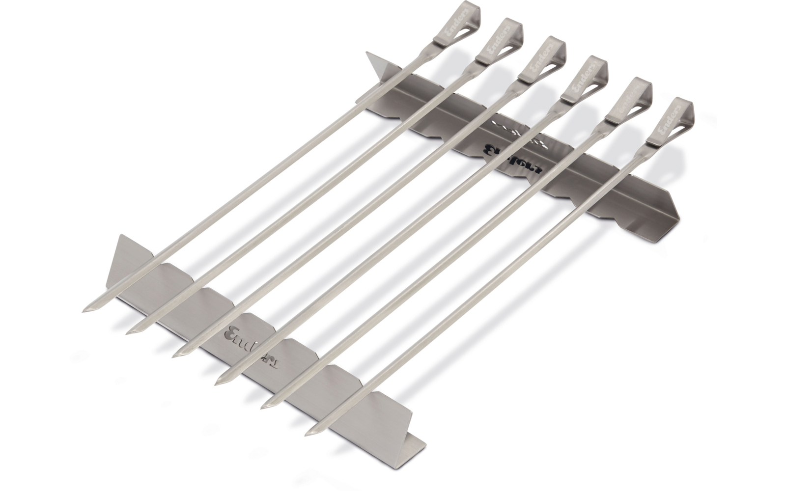 Sieben flache silberne Metallspieße mit abgeflachten Griffen liegen parallel auf einem Metallhalter