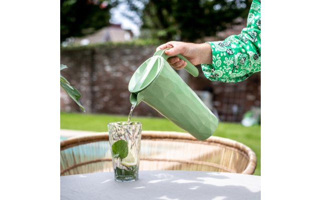 Koziol Club Pitcher Superglas Kanne mit Deckel 1,5 Liter nature leaf green