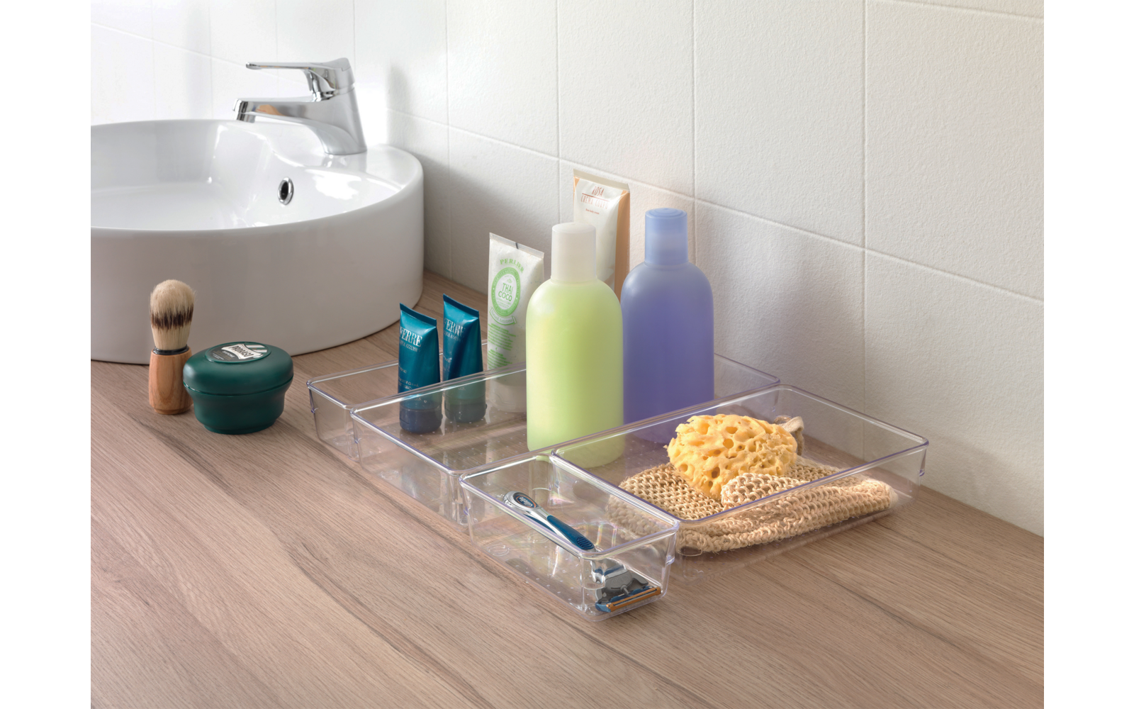 Étagère de salle de bain avec distributeurs de savon, brosses à dents et savon