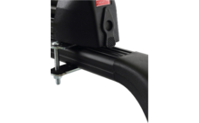 Gros plan d'une traverse de galerie de toit noire avec embout en plastique, pince métallique et boulon visible ; autocollant rouge à inscription blanche ; toit de voiture en arrière-plan