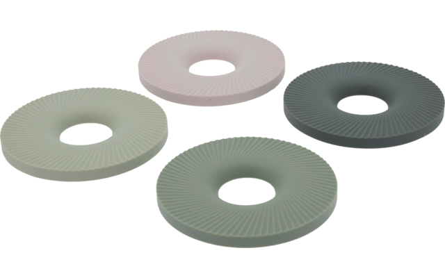 Vier runde, ringförmige Scheiben mit radialen Rillen in hellgrün, blassrosa/beige und dunkelgrün auf weißem Hintergrund