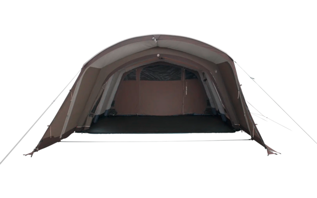 Ein aufgestelltes braunes Zelt mit offenem Eingang