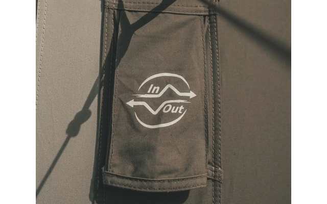 Grauer Rucksack mit weißem Logo auf der Vorderseite