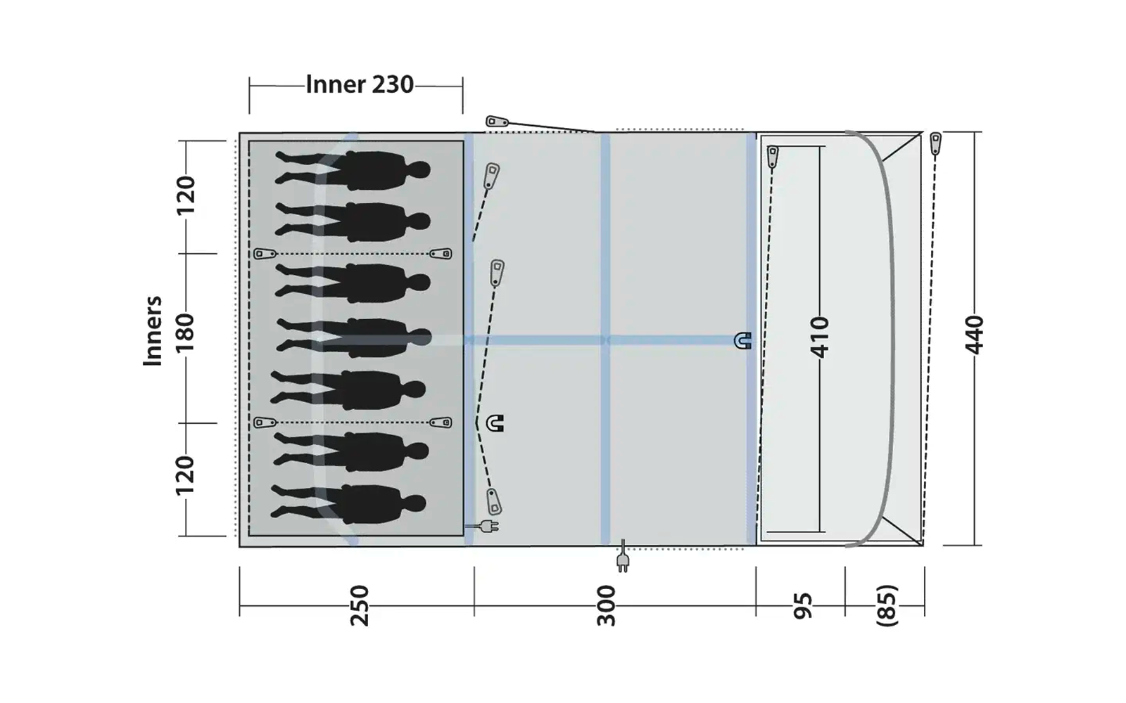 Schematische Darstellung eines Personenaufzugs mit sieben stehenden Personen in einer Kabine, die Maße der Kabine und Türen sind angegeben
