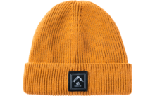 Gorro de punto acanalado naranja con doblez y etiqueta rectangular negra con símbolo de montaña blanco