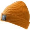Gorro color mostaza tejido acanalado con vuelta y etiqueta rectangular negra de tela con símbolo blanco