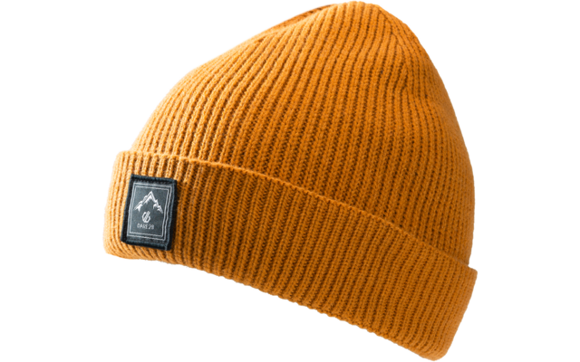 Gorro color mostaza tejido acanalado con vuelta y etiqueta rectangular negra de tela con símbolo blanco