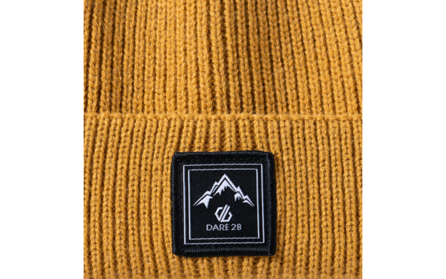 Gorro de punto acanalado color mostaza con vuelta y parche cuadrado negro con un motivo de montaña blanco y el texto 'DARE 2B'