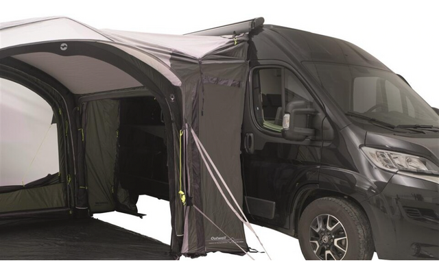 Zwarte bestelwagen met een donker opblaasbaar zijluifel bevestigd; open ingang, scheerlijnen en zichtbaar wiel