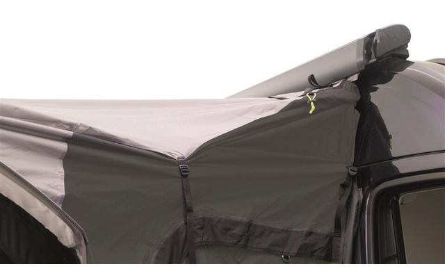 Grijs stoffen luifel met zijpaneel, zilveren rolbalk bovenaan, bevestigd aan de zijkant van een donker voertuig; zichtbaar deurraam, naden, riemen en ritssluiting