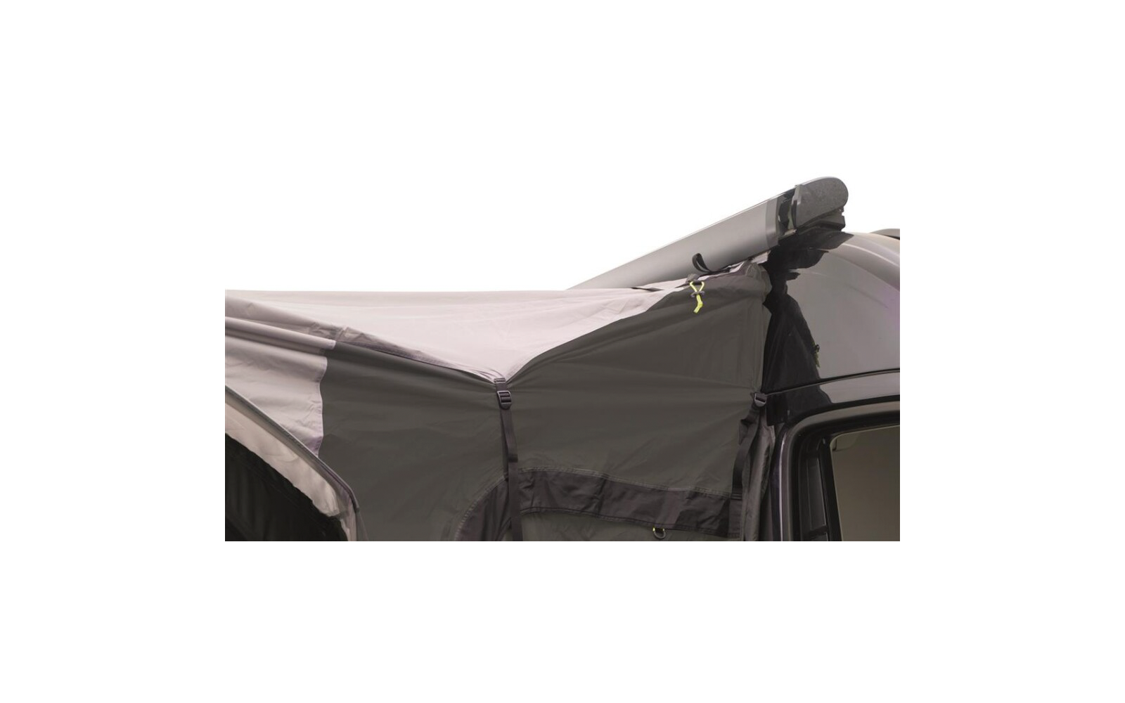 Grijs stoffen luifel met zijpaneel, zilveren rolbalk bovenaan, bevestigd aan de zijkant van een donker voertuig; zichtbaar deurraam, naden, riemen en ritssluiting