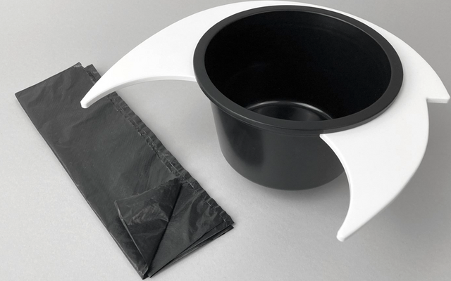 Chapeau de magicien noir avec des pointes blanches et une pochette noire à côté