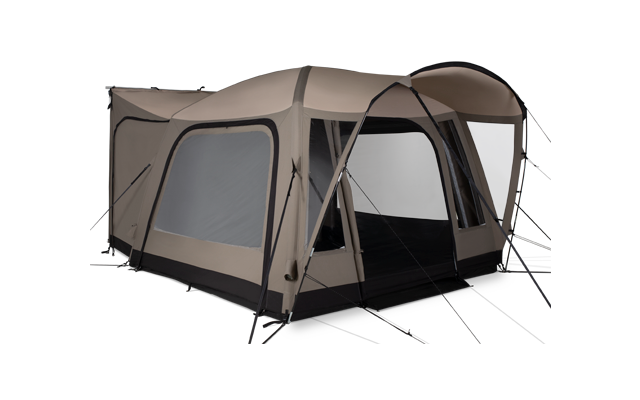 Beige-braunes Zelt mit rechteckigem Grundriss, offener Eingang vorne, zwei seitliche Fenster, schwarzer Boden, sichtbare Abspannleinen und Gestänge