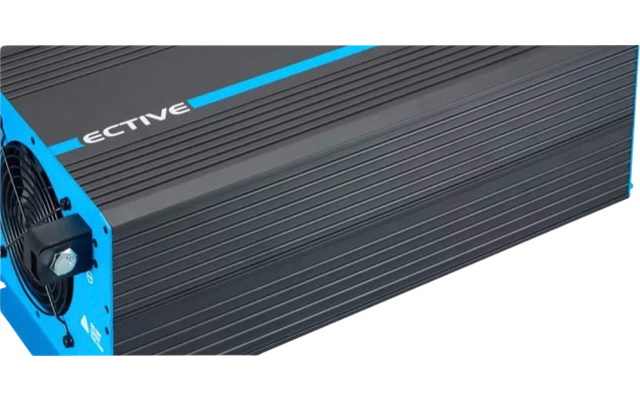 Convertisseur de tension bleu et noir avec une prise sur fond blanc