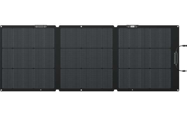 Drei nebeneinander liegende schwarze Solarpaneele auf weißem Hintergrund