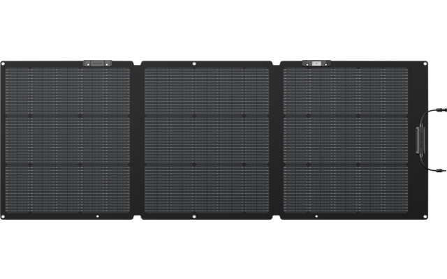 Trois panneaux solaires noirs placés côte à côte sur un fond blanc