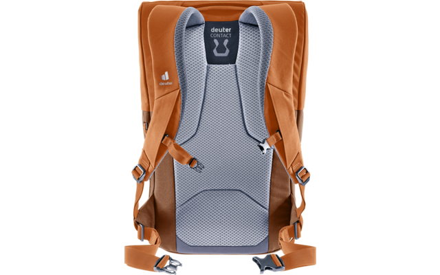 Rückansicht eines orangefarbenen Rucksacks mit grauem, gepolstertem Rückenteil, zwei Schultergurten, Brust- und Hüftgurt, Schnallen und sichtbarem 'deuter' Logo