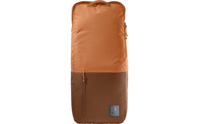 Zweifarbiger Rucksack, oberer Teil orange, unterer Teil braun, schmale rechteckige Form, Tragegriff oben, vordere Reißverschlusstasche, Markenpatch unten rechts