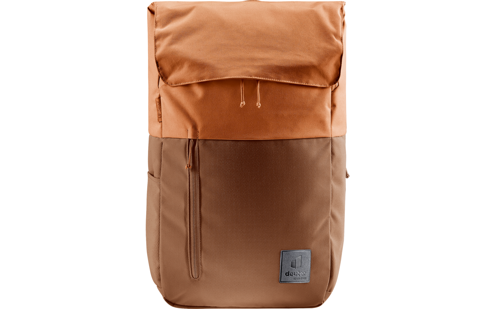 Zweifarbiger brauner Rucksack mit Überschlagklappe, zwei Kordeln an der Klappe, vordere senkrechte Reißverschlusstasche links und Markenpatch unten rechts