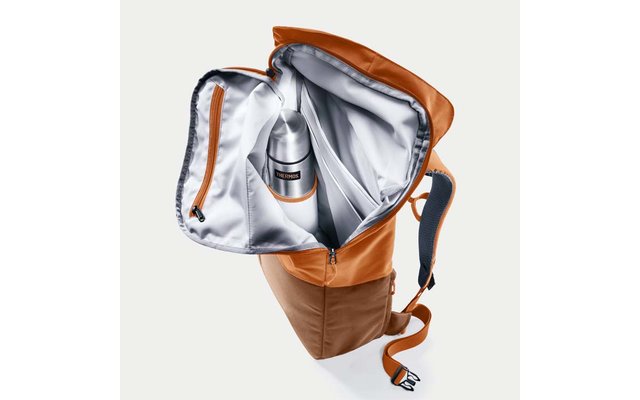 Geöffneter orange-brauner Rucksack mit hellgrauem Innenfutter, sichtbarem Reißverschlussfach und einer silbernen Isolierflasche im Hauptfach