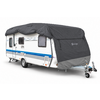 Caravan bianco con striscia blu, copertura grigia su tetto e frontale, due finestrini, porta laterale, ruota e gancio di traino visibili