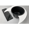 Sac noir et seau noir avec support blanc sur surface grise