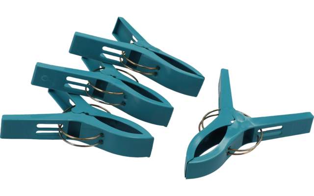 Fünf blaue Wäscheklammern aus Kunststoff, vier liegen nebeneinander, eine steht aufrecht