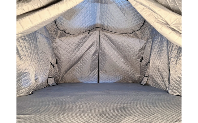 Binnenkant van een tent met gestikte zilvergrijze isolatie, puntdak, centrale rits en gestikte vloer